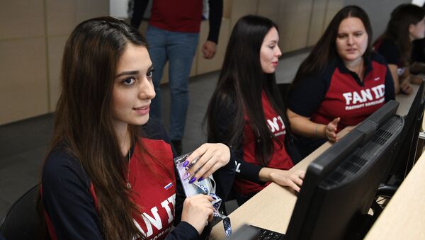 Voluntarias en el centro de emisión de los 'pasaportes' de los hinchas de la Copa Mundial 2018, en Sochi - Sputnik Mundo