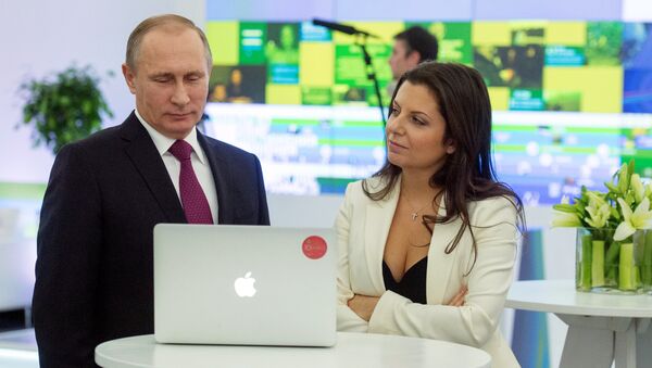La redactora jefa de Sputnik, Margarita Simonián con el presidente de Rusia, Vladímir Putin (archivo) - Sputnik Mundo