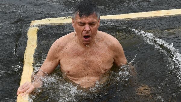 El embajador de EEUU en Rusia, Jon Huntsman, se bañó en las aguas heladas del río Istra con motivo de la Epifanía rusa - Sputnik Mundo