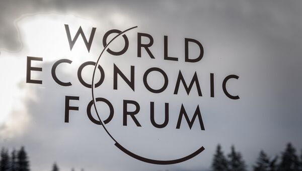 El logo del foro económico en Davos - Sputnik Mundo