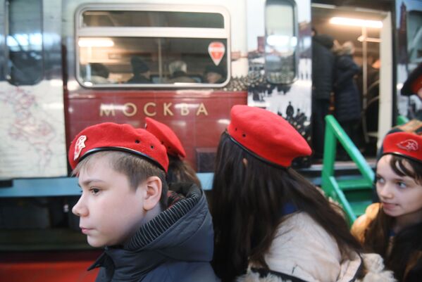 El 'tren de la Victoria' empieza a circular por el metro de Moscú - Sputnik Mundo