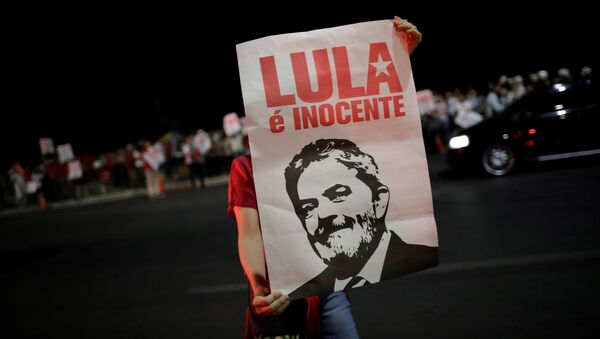 Un partidadio del expresidente brasileño Luiz Inácio Lula da Silva - Sputnik Mundo