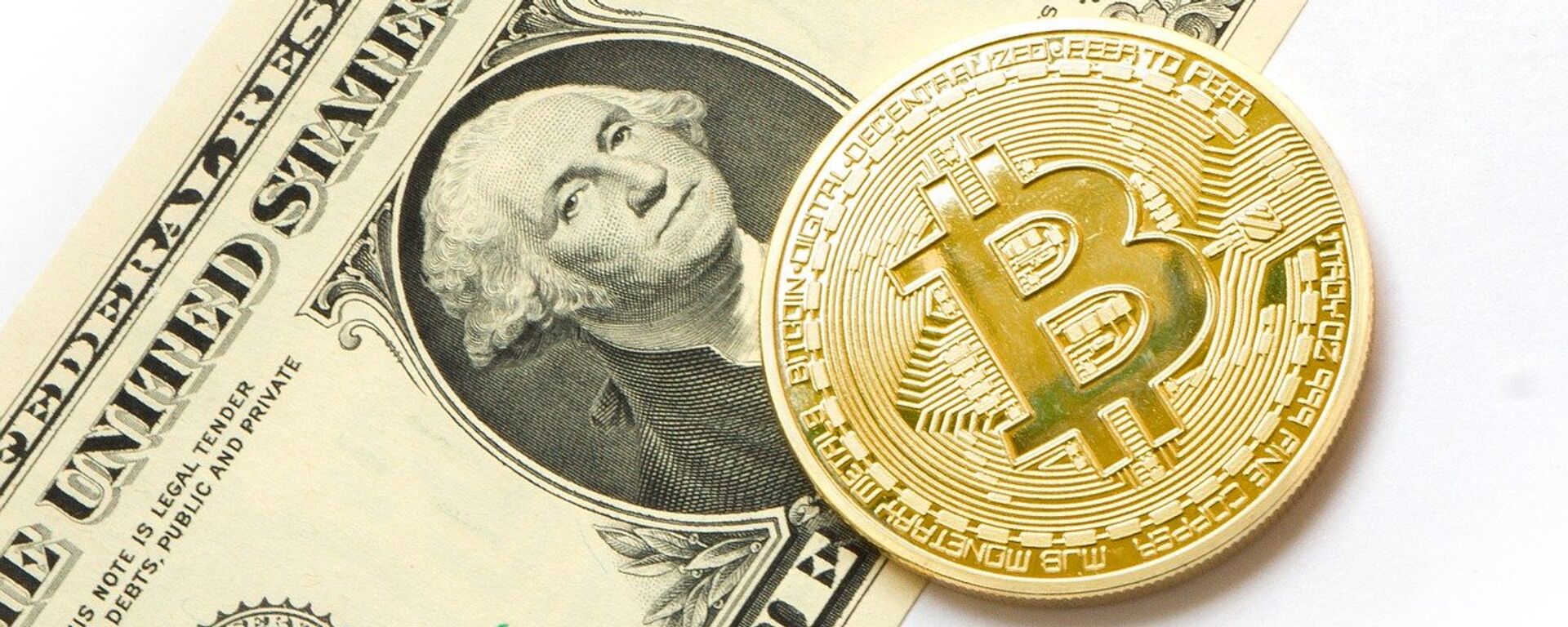 Bitcoin y dólar (imagen referencial) - Sputnik Mundo, 1920, 24.03.2021