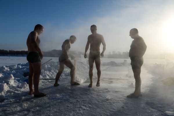 El frío ruso, bellas mujeres y un beso de tigre: las fotos más impactantes de la semana - Sputnik Mundo