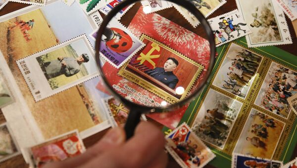 Un sello postal con una imagen del líder norcoreano Kim Jong-un - Sputnik Mundo