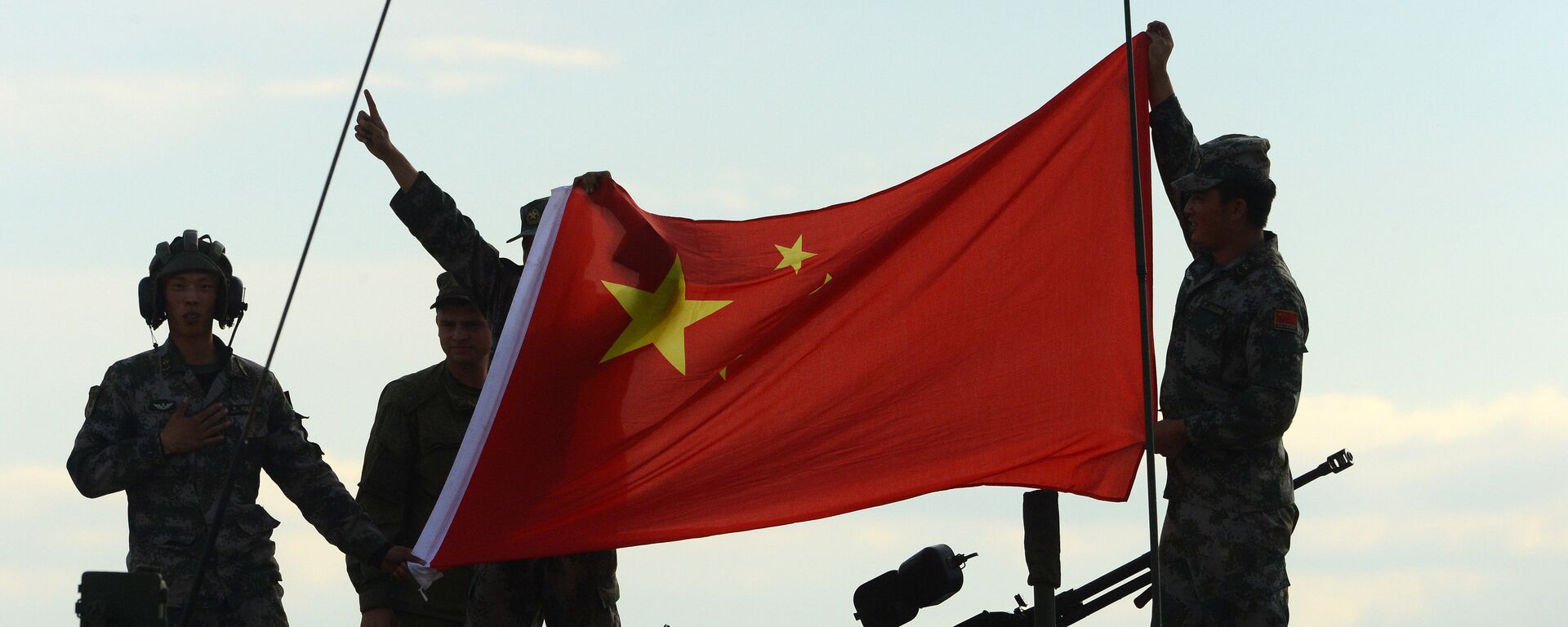 Los militares chinos con la bandera de su país  - Sputnik Mundo, 1920, 01.09.2022