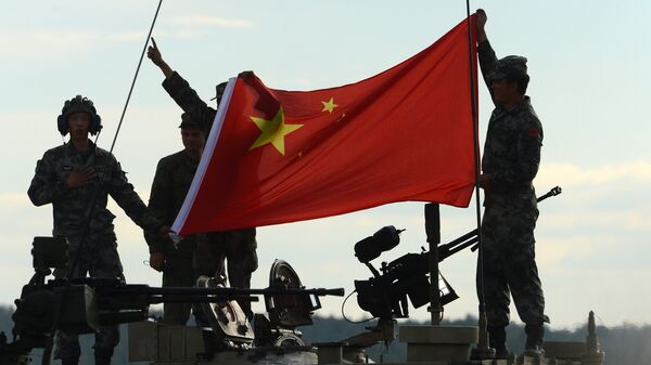 Los militares chinos con la bandera del país - Sputnik Mundo