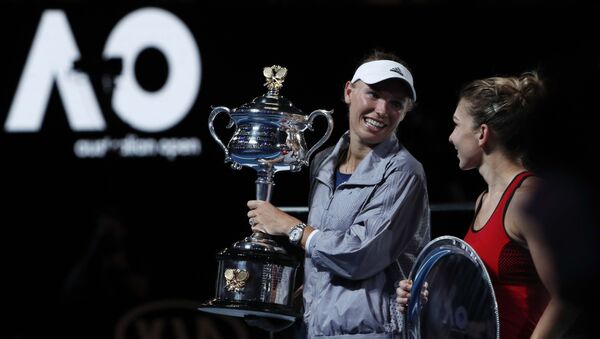 La tenista danesa Caroline Wozniacki gana el final del Open de Australia en Melbourne al superar a su rival, la rumana Simona Halep - Sputnik Mundo