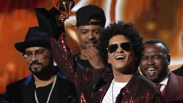 Bruno Mars, músico estadounidense, durante los Grammy - Sputnik Mundo