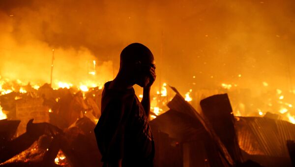 Un incendio deja sin hogar a 6.000 en un suburbio de Nairobi - Sputnik Mundo