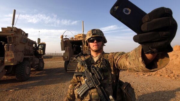 Un militar estadounidense se saca una foto en una base militar situada en el sur de Mosul - Sputnik Mundo