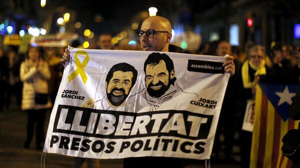 Los catalanes exigen la libertad de presos políticos Jordi Sánchez y Jordi Cuixart - Sputnik Mundo