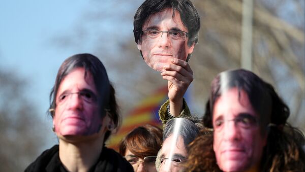 Manifestación para exigir la investidura del líder soberanista catalán, Carles Puigdemont, Barcelona, España, 30 de enero de 2018 - Sputnik Mundo