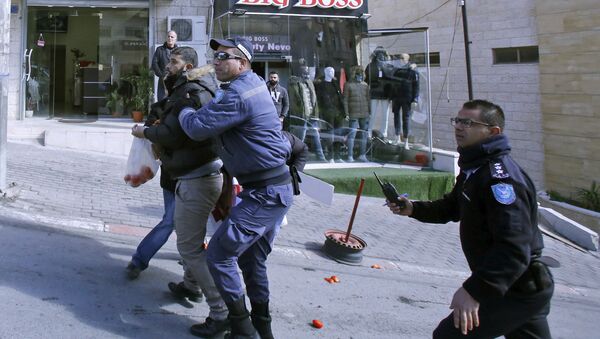 Los manifestantes arrojan huevos y tomates contra una delegación estadounidense en Belén - Sputnik Mundo