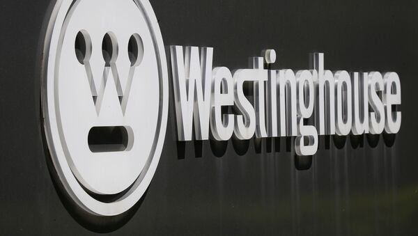 El logotipo corporativo está en un cartel que marca el camino de entrada a la sede internacional de Westinghouse - Sputnik Mundo