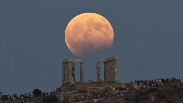 Luna de sangre sobre el Templo de Poseidón Atenas, Grecia, 7 de agosto de 2017 - Sputnik Mundo