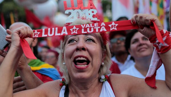Una mujer partidaria de Lula da Silva - Sputnik Mundo