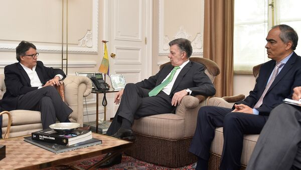 El jefe de la delegación de paz del Gobierno colombiano, Gustavo Bell con Juan Manuel Santos, presidente de Colombia - Sputnik Mundo
