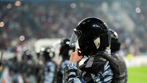 Policía en el campo de fútbol (archivo) - Sputnik Mundo