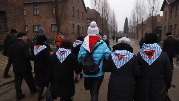 Sobrevivientes visitan Auschwitz en el Día Internacional de Conmemoración en Memoria de las Víctimas del Holocausto - Sputnik Mundo