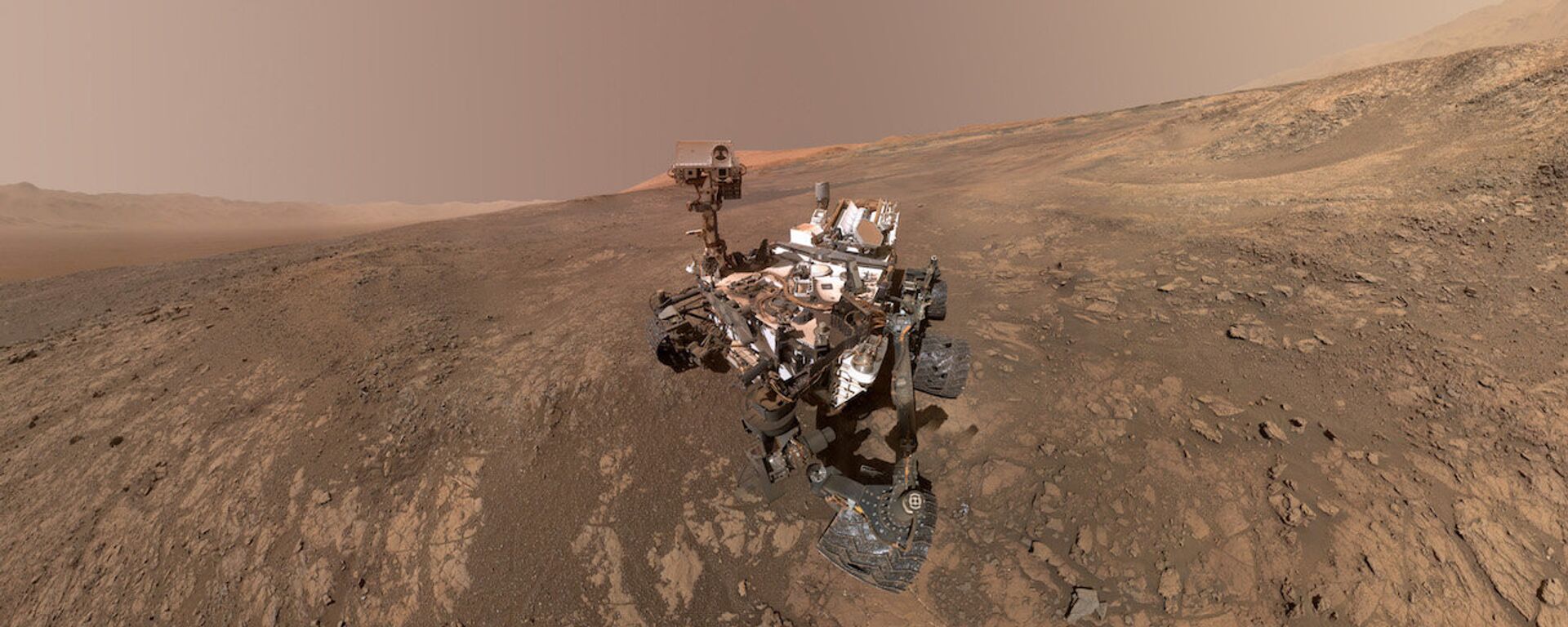 Este autorretrato del rover Curiosity de la NASA muestra el vehículo en la cresta Vera Rubin. Justo detrás del rover empieza una pendiente arcillosa que los científicos están ansiosos por comenzar a explorar. En la próxima semana, Curiosity comenzará a subir esta cuesta.  - Sputnik Mundo, 1920, 19.09.2023