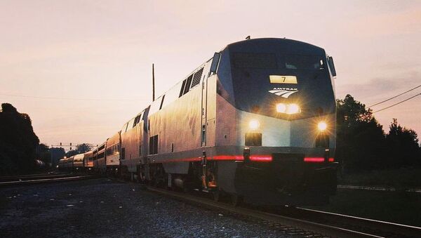 Un tren de la empresa ferroviaria estadounidense Amtrak (imagen referencial) - Sputnik Mundo