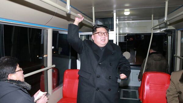 Kim Jong-un viaja en trolebús por la capital de Corea del Norte - Sputnik Mundo