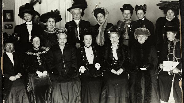 Millicent Fawcett (la cuarta desde la izquierda de la primera fila) en el Suffrage Alliance Congress, Londres 1909 - Sputnik Mundo