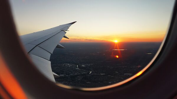 Puesta de sol vista desde el avión (imagen referencial) - Sputnik Mundo