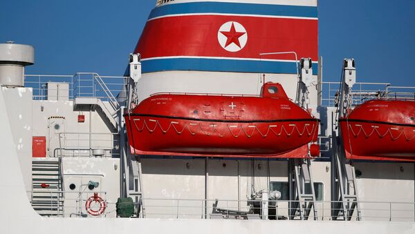 Un barco con la bandera de Corea del Norte - Sputnik Mundo