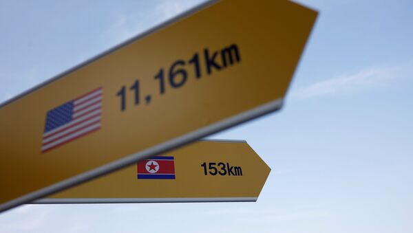 Las agujas con la dirección y las distancias a EEUU y Corea del Norte (imagen referencial) - Sputnik Mundo
