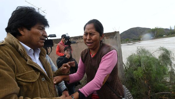 El presidente de Bolivia, Evo Morales, con los afectados por desastres naturales en el país - Sputnik Mundo