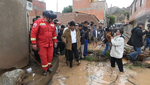 El presidente de Bolivia, Evo Morales, con los afectados por desastres naturales en el país - Sputnik Mundo