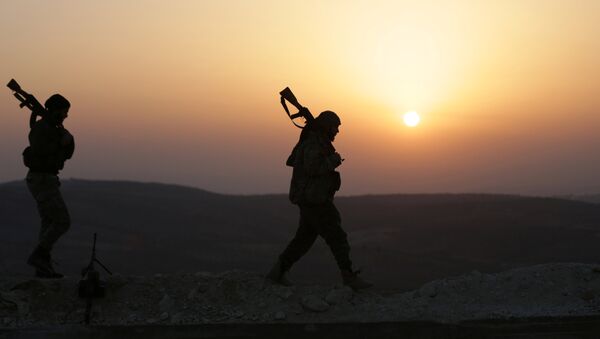 Un combatiente del opositor Ejército Libre Sirio, apoyado por Turquía - Sputnik Mundo