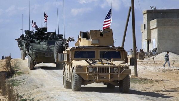 This Tuesday, March 7, 2017 frame grab from video provided by Arab 24 network, shows U.S. forces patrol on the outskirts of the Syrian town, Manbij, a flashpoint between Turkish troops and allied Syrian fighters and U.S.-backed Kurdish fighters, in al-Asaliyah village, Aleppo province, Syria - Sputnik Mundo
