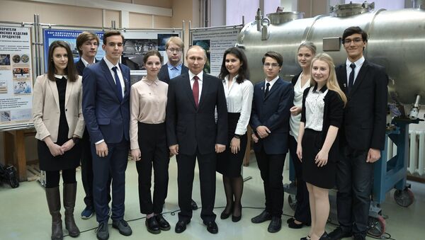 Vladímir Putin, presidente de Rusia visita al Instituto de Física Nuclear Budek - Sputnik Mundo
