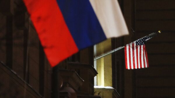 Las banderas en la Embajada de EEUU en Rusia - Sputnik Mundo