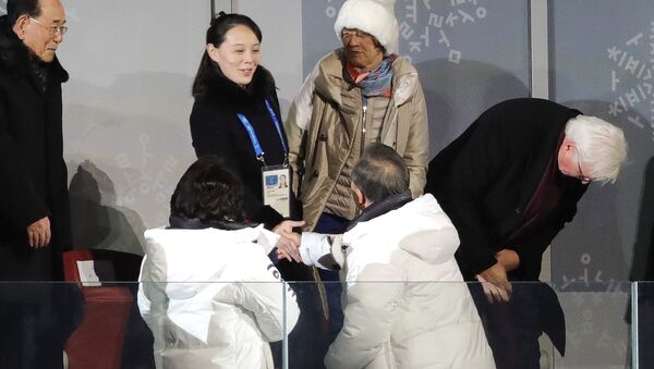 Moon Jae-in, presidente de Corea del Sur, aprieta la mano de Kim Yo-Jong, la hermana de Kim Jong-un, líder de Corea del Norte - Sputnik Mundo