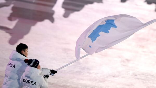 Los deportistas con la bandera de la península de Corea - Sputnik Mundo