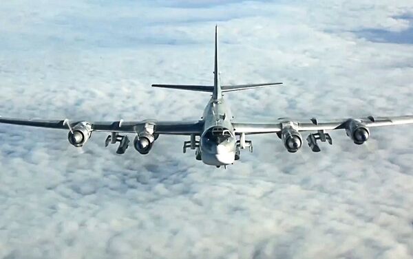 Un bombardero estratégico ruso Tu-95 durante una misión sobre Siria, en 2017 - Sputnik Mundo