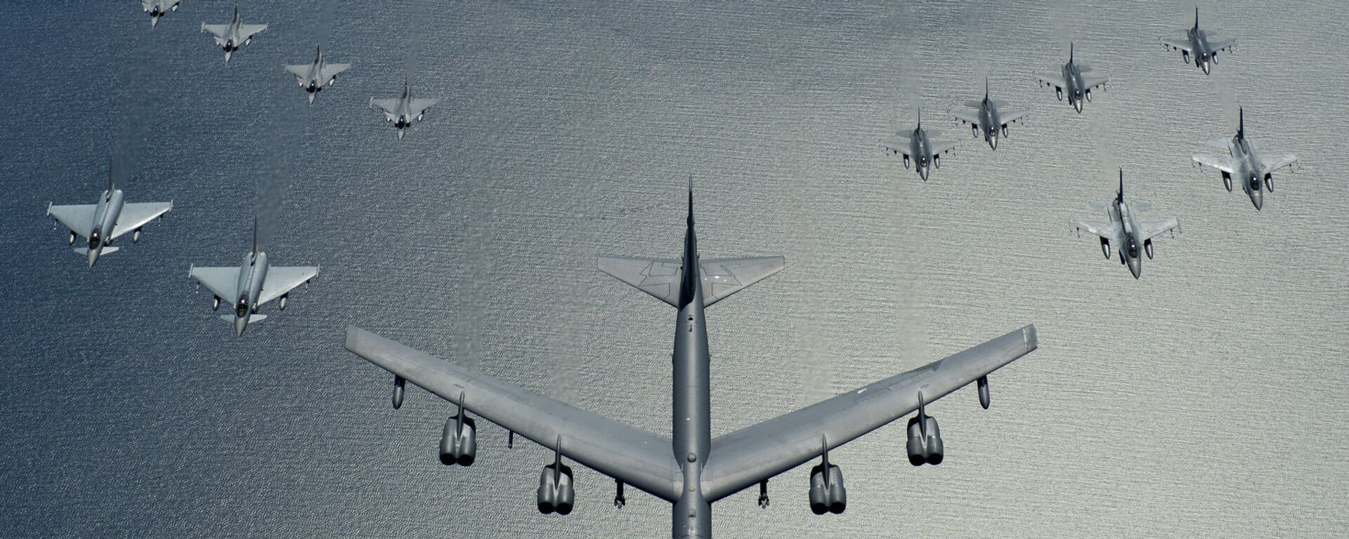 Un bombardero estadounidense B-52 liderando una formación de los cazas de la OTAN durante las maniobras, en 2016 - Sputnik Mundo, 1920, 08.09.2020