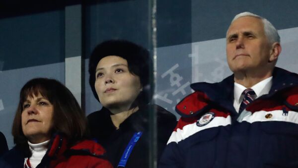 La hermana del líder norcoreano, Kim Yo-jong y el vicepresidente de EEUU, Mike Pence - Sputnik Mundo
