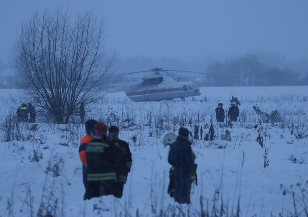 Las tareas de búsqueda a las afueras de Moscú donde se estrelló el An-148 - Sputnik Mundo