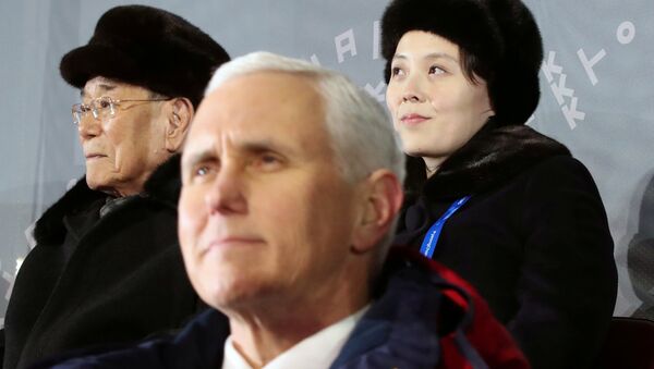 El vicepresidente de EEUU, Mike Pence, y la hermana del líder norcoreano, Kim Yo-jong - Sputnik Mundo