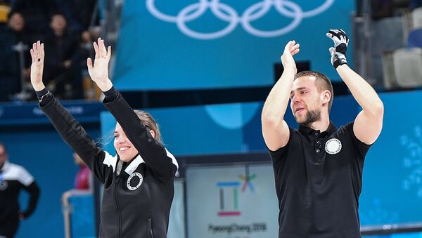 Anastasía Brizgálova y Alexandr Krushelitski logran el bronce en curling - Sputnik Mundo