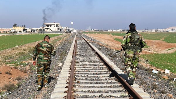 Los militares del Ejército en el ferrocarril en Siria (imagen referencial) - Sputnik Mundo