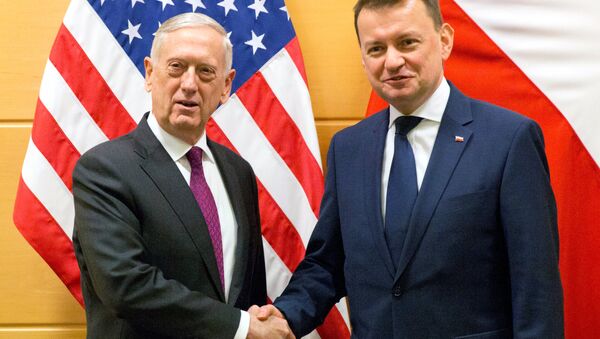 Los jefes de los departamentos militares de EEUU y Polonia, James Mattis y Mariusz Blaszczak - Sputnik Mundo