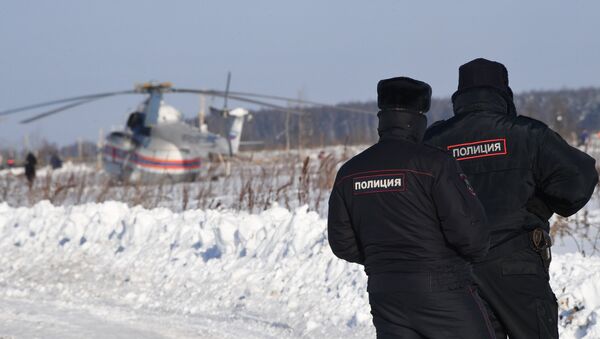 Helicóptero del Ministerio de Emergencias ruso y las policías en el lugar del siniestro del avión An-148 a las afueras de Moscú - Sputnik Mundo