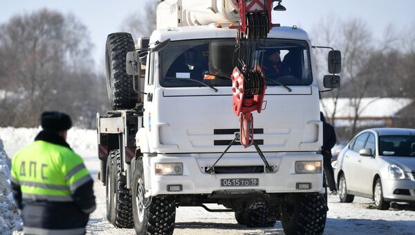 Un camión del Ministerio de Emergencias ruso en el lugar del siniestro del avión An-148 a las afueras de Moscú - Sputnik Mundo