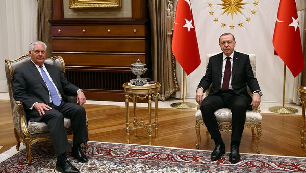 El presidente de Turquía, Recep Tayyip Erdogan, junto al secretario de Estado de EEUU, Rex Tillerson - Sputnik Mundo
